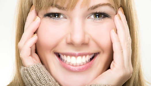 Blonde Frau mit weissen Zähnen - Bild für Emmi Dent